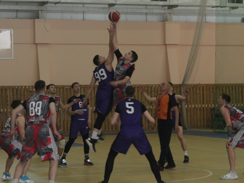 Баскетболисты из Читы и Улан-Удэ поборются за победу в турнире памяти Юрия Резника